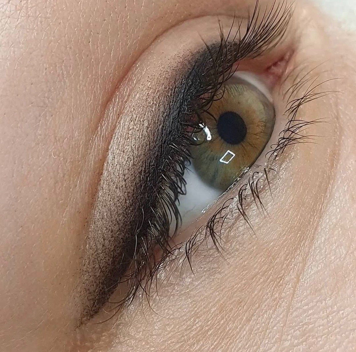 Classic Eyeliner (Upper Lash Line)